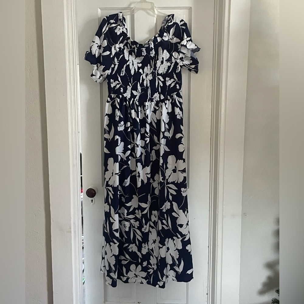 2/$30 Elegant Floral Maxi Dress in Navy and White size XL Summer